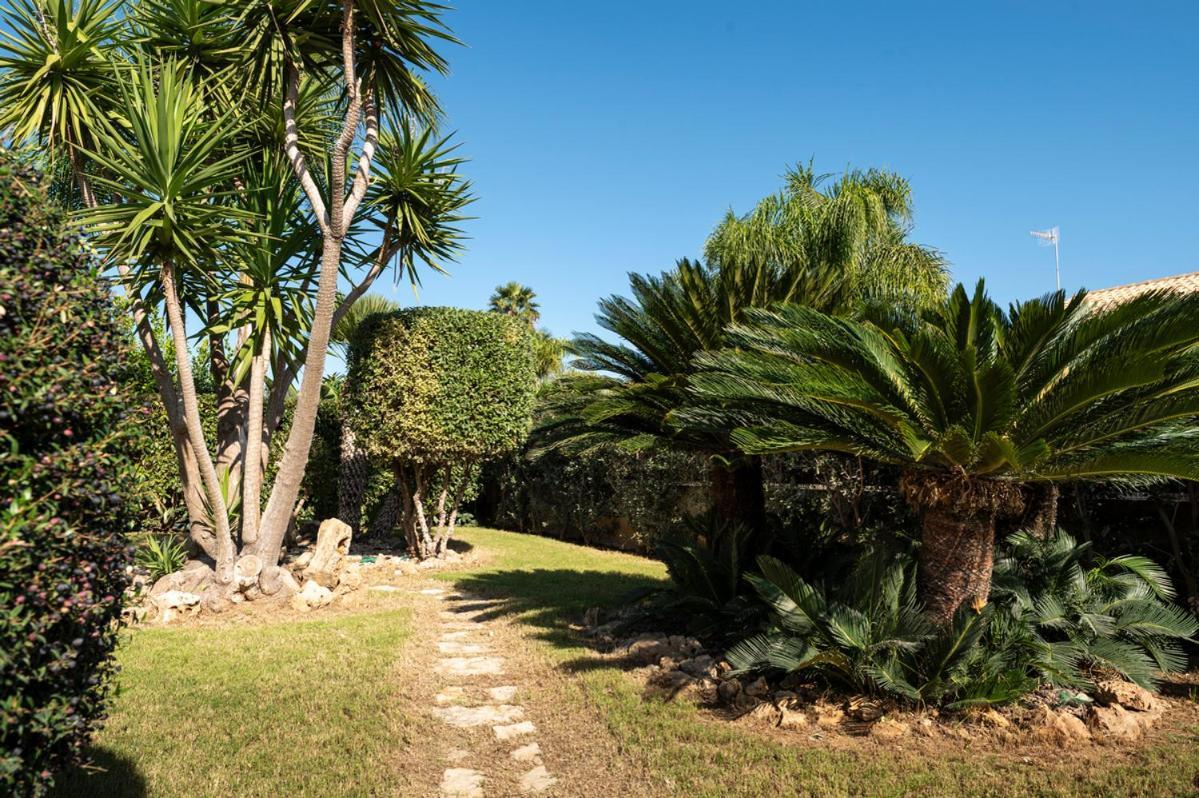 Villa Plumeria Campofelice Di Roccella Bagian luar foto