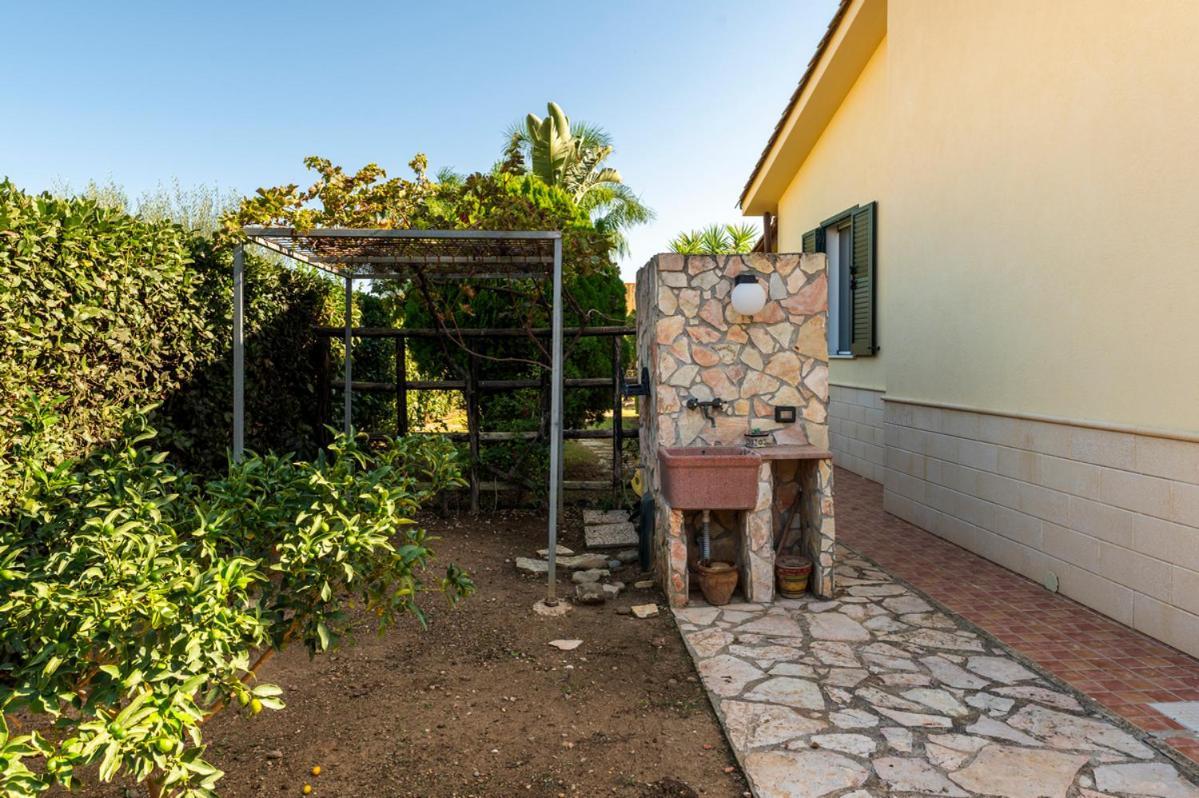 Villa Plumeria Campofelice Di Roccella Bagian luar foto