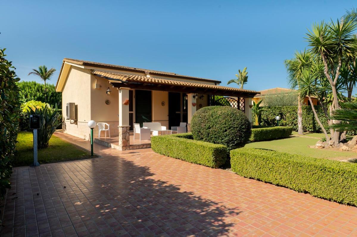 Villa Plumeria Campofelice Di Roccella Bagian luar foto