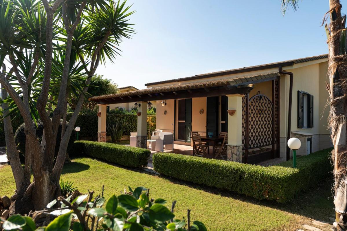 Villa Plumeria Campofelice Di Roccella Bagian luar foto